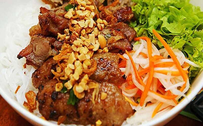 Bún thịt nướng với miếng thịt nướng thơm lừng, rau sống, đồ chua, đậu phộng ăn kèm