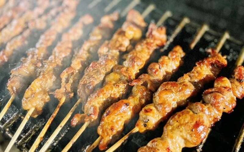 Các miếng thịt đã tấm ướp gia vị được nướng thơm lừng trên bếp than