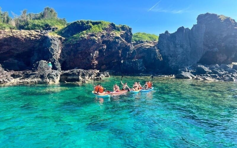 Du khách tham gia chèo thuyền kayak tại đảo Phú Qúy