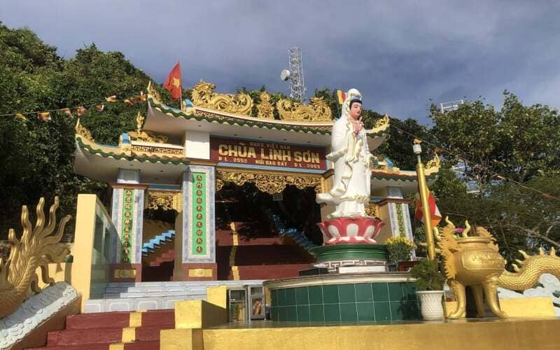 Cổng chùa Linh Sơn với màu vàng chủ đạo và tượng Quan Thế Âm Bồ Tát