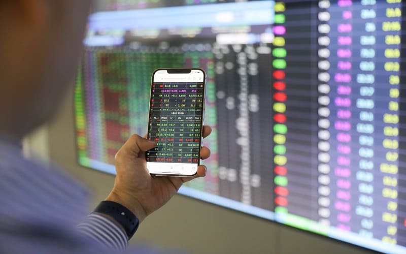 Người đàn ông đang lựa chọn cổ phiếu để đầu tư