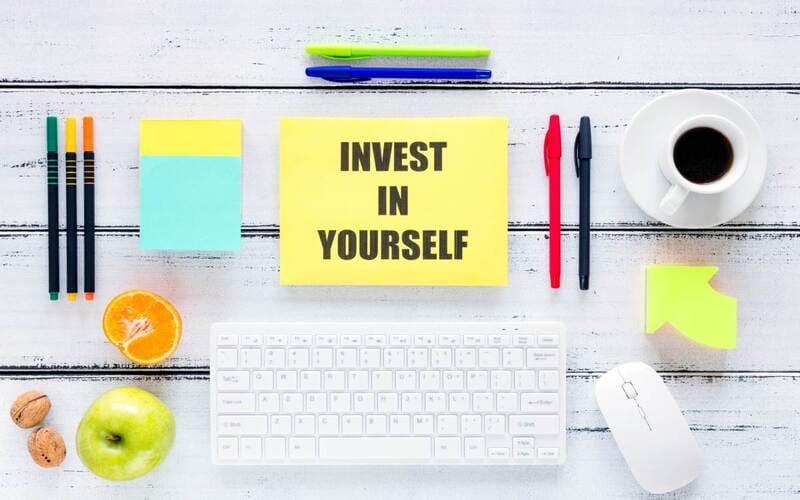 Bàn làm việc chỉn chu với dòng chữ đầu tư vào bản thân