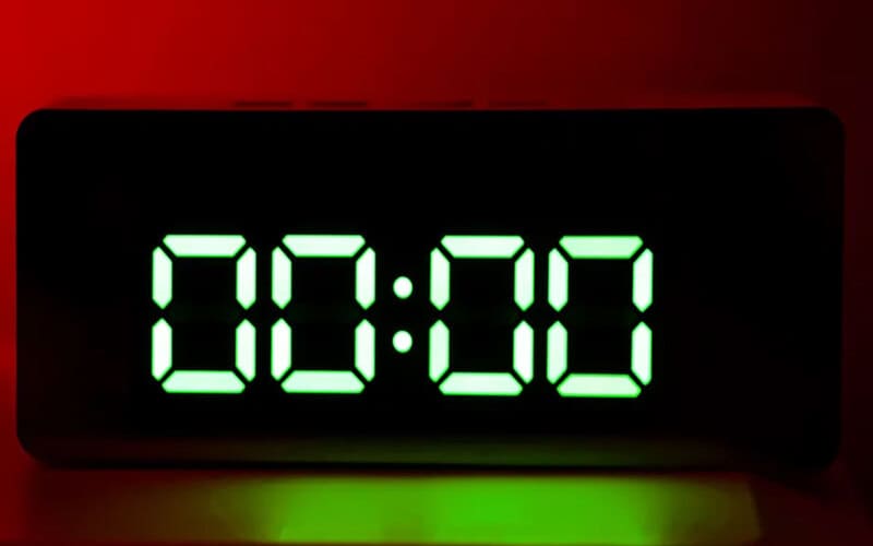 Đồng hồ điện tử hiển thị thời gian 00:00