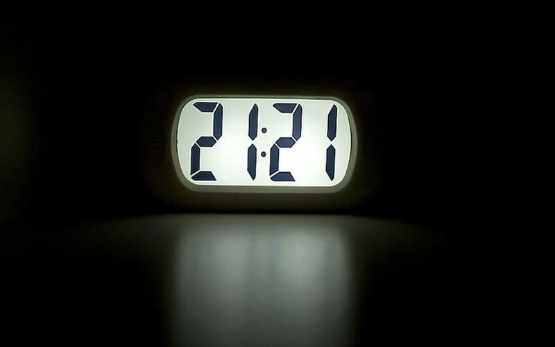 Đồng hồ điện tử hiển thị thời gian 21:21