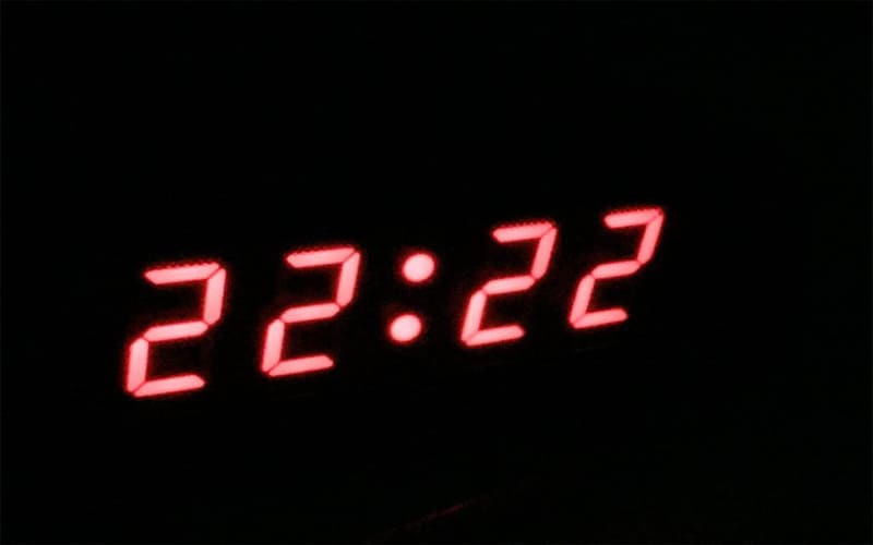 Đồng hồ điện tử hiển thị thời gian 22:22