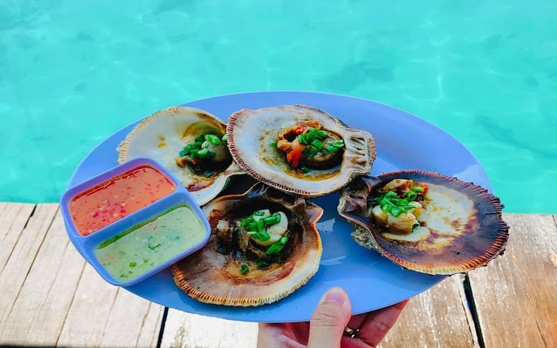 Dĩa sò nướng thơm lừng cùng các loại nước sốt hấp dẫn