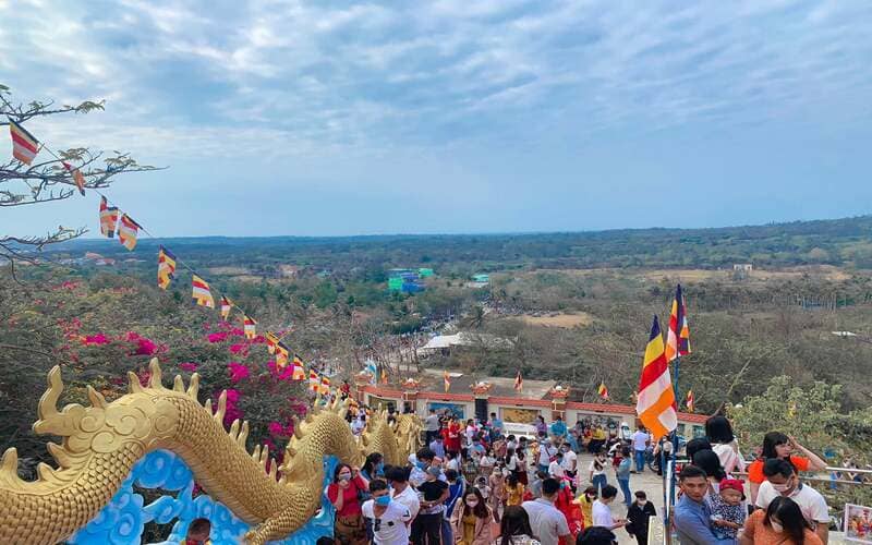 Du khách đến chùa Linh Sơn để cầu nguyện bình an