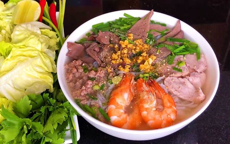 Tô hủ tiếu nam vang Thanh Đa với đầy đủ tôm thịt, rau tươi sống