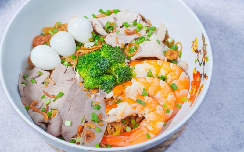 Tô hủ tiếu nam vang với tôm, trứng cút, thịt heo, rau sống tươi ngon