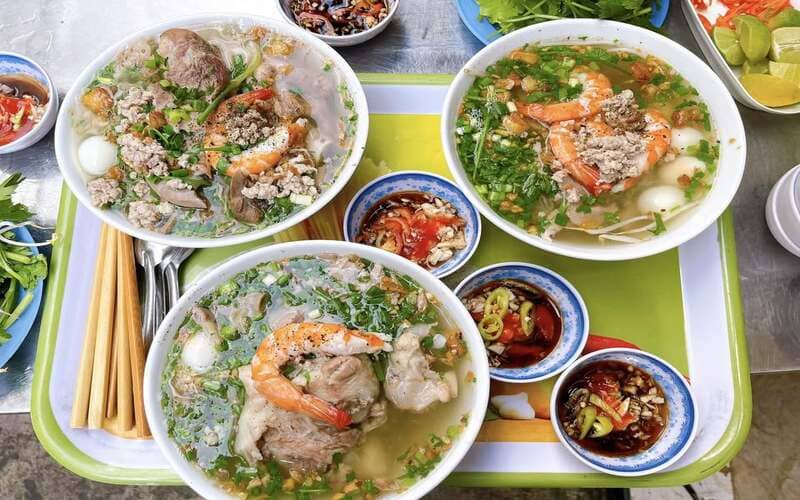 Tô hủ tiếu nam vang Phạm Ngũ Lão với topping tươi ngon, nước chấm đầy đủ