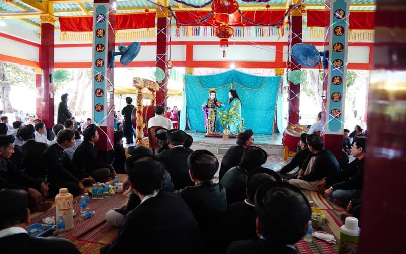 Nghệ sĩ biểu diễn lễ hội hát bội tại đảo Phú Qúy