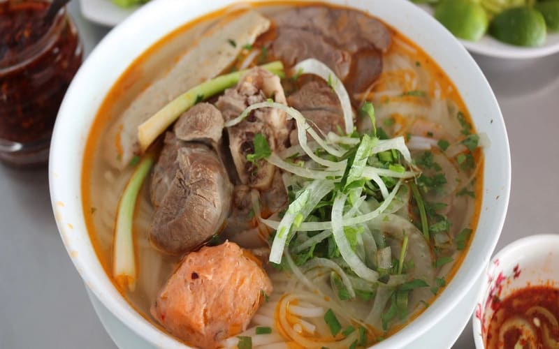 Tô bún bò Huế nóng hổi với nước dùng đậm đà, thịt bò, bò viên, chả huế và nước chấm