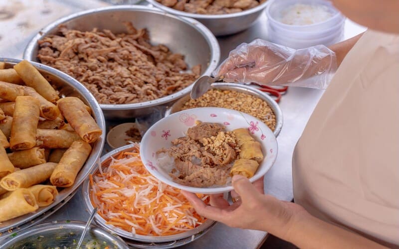 Người bán làm món bún thịt nướng từ các nguyên liệu đã chuẩn bị sẵn