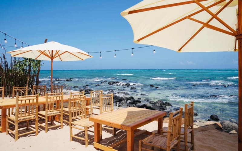 Quán ăn ven biển tại Phú Qúy được trang trí với bàn ghế gỗ và đèn