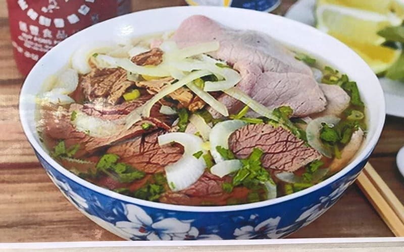 Tô phở bà Hạt nóng hổi với bánh phở mềm, thịt bò thái lát và nước dùng trong veo