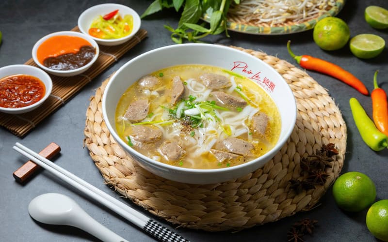 Tô phở Lệ với nước dùng trong veo, bánh phở mềm, bò viên dai ngon