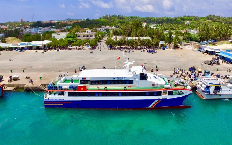 Tàu cao tốc đón du khách tại bến cảng để di chuyển ra đảo Phú Qúy