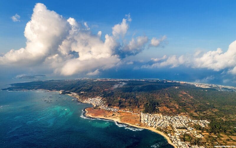 Khung cảnh đảo Phú Qúy và biển nhìn từ trên cao