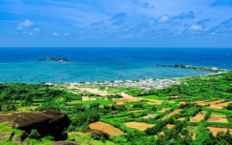 Cảnh quan trên đảo Phú Qúy với các đồi núi và làn nước biển xanh trong