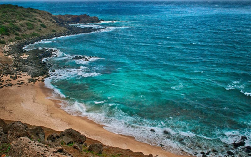 Bãi biễn Phú Qúy với bờ cát trải dài và làn nước biển xanh trong