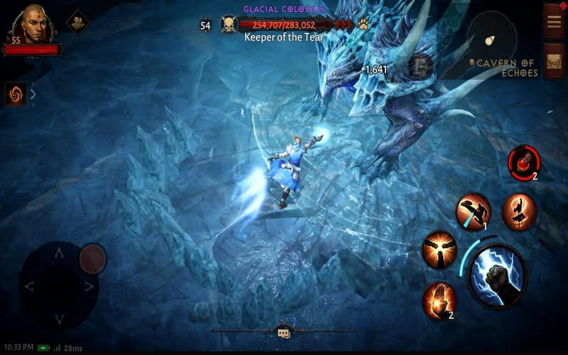 Nhân vật đang giao chiến với boss trong Diablo Immortal.