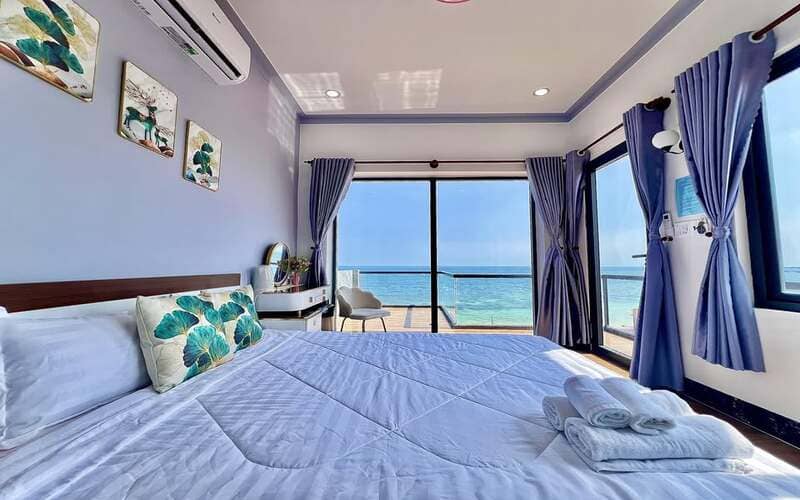 Phỏng nghỉ của Villa Sunset Beach được thiết kế sang xịn, cho phép du khách ngắm hoàng hôn ở Phú Qúy